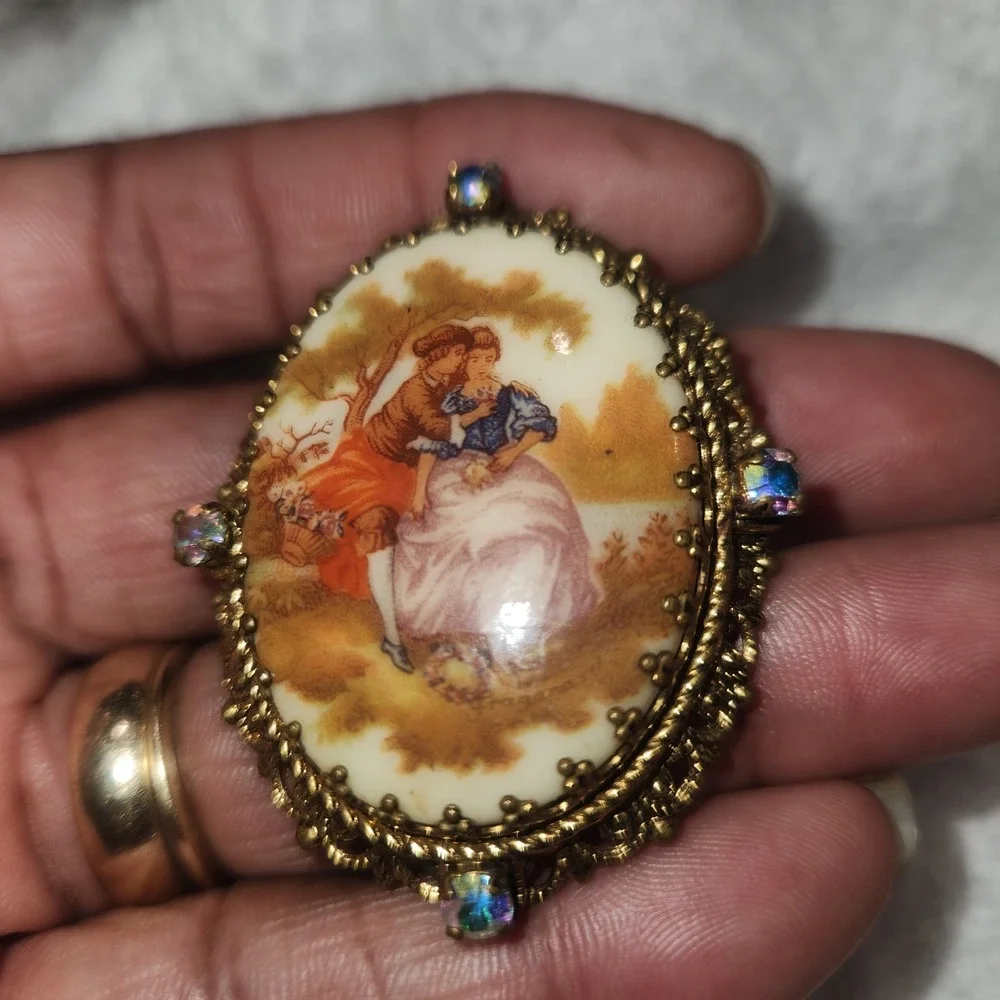 Vintage Fragonard Courting Couple Cameo Brooch Gold Tone AB Rhinestone Filigree‎